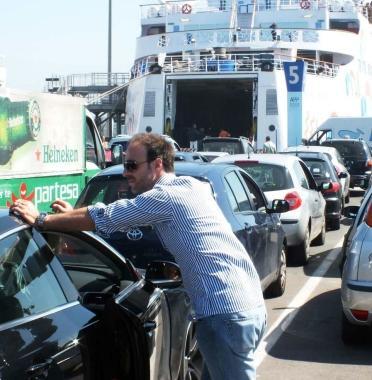 Le lunghe file dei turisti in attesa di imbarco 