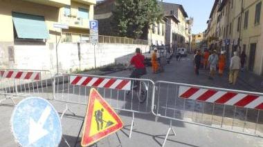 La chiusura per lavori di via Santa Marta all’incrocio con via Garibaldi