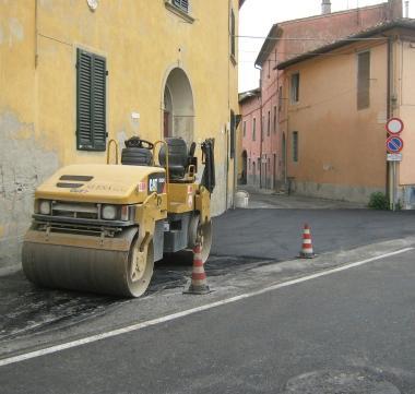 I lavori di asfaltatura a Cucigliana 