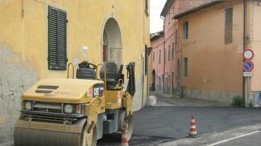 I lavori di asfaltatura a Cucigliana