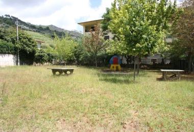 Erba alta nel parco giochi di Strettoia 