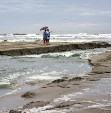Il Motrone si &egrave; mangiato la spiaggia dei due bagni alla foce a causa della mareggiata   