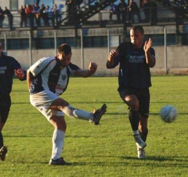 Lattaccante Luca DAmbrosio al tiro 