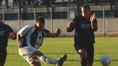 L’attaccante Luca D’Ambrosio al tiro