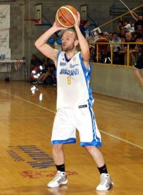 A destra Alessandro Profeti con la casacca della Pallacanestro 