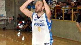 A destra Alessandro Profeti con la casacca della Pallacanestro