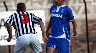 A sinistra Riccardo Saponara in azione durante l’amichevole di ieri Qui sopra il giovane terzino sinistro Emanuele La Rocca A destra Ciccio Tavano mentre cerca il lancio per un compagno