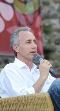 Marco Travaglio assieme a Isabella Ferrari mette in scena uno spettacolo che omaggia anche Indro Montanelli        