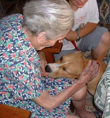 Unanziana in una Rsa fa le coccole al suo cane 