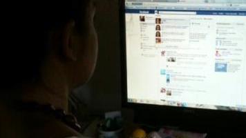 Una ragazza naviga sul sito di Facebook
