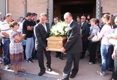 <b>ADDIO.</b> Sopra, Lorenzo Martinelli. In alto da sinistra le immagini del funerale nella chiesa di S. Rita  