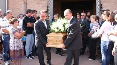 <b>ADDIO.</b> Sopra, Lorenzo Martinelli. In alto da sinistra le immagini del funerale nella chiesa di S. Rita