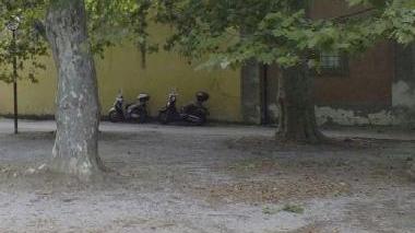 A destra: un’immagine di piazza Santa Caterina Nella foto sotto: una volante della polizia