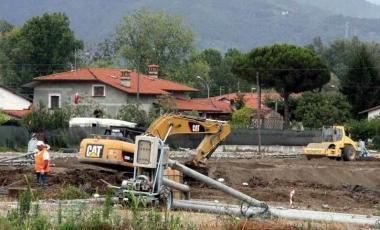 Le ruspe in azione al cantiere per il nuovo ospedale 
