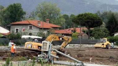 Le ruspe in azione al cantiere per il nuovo ospedale