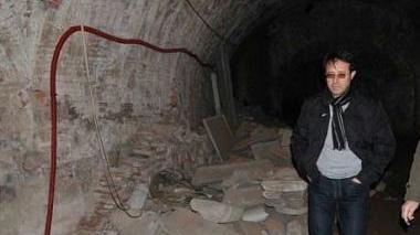 L’assessore Moreno Bruni in un sotterraneo delle Mura