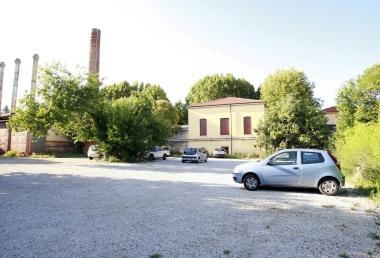 Un cartello della Ztl e, in alto, il parcheggio ex Lavanderie 
