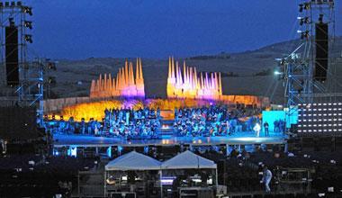 Teatro del silenzio, Bocelli arriva a cavallo e duetta con Renato Zero