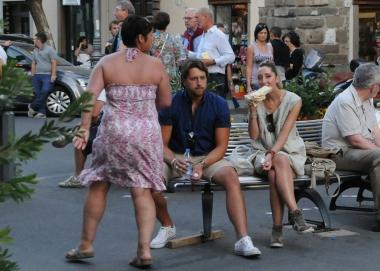Turisti mangiano un panino nel centro storico 