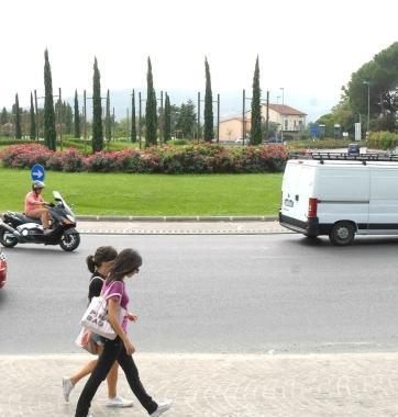 Alla rotonda della Vergine le strisce sullasfalto sono quasi scomparse 