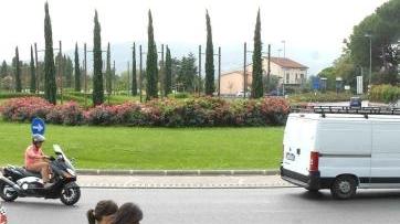 Alla rotonda della Vergine le strisce sull’asfalto sono quasi scomparse