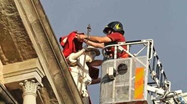 La vestizione del patrono da parte dei vigili del fuoco