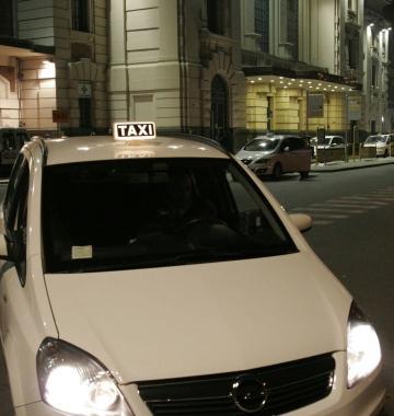 Un tassista abusivo sorpreso dalla Stradale e multato per 3500 euro