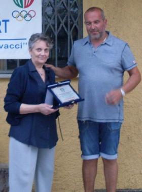 Pietro Stabile premiato da Lorenza Giannini Perrone 