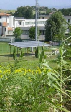 A destra i pannelli al campo sportivo