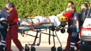 Ciclista vola per 15 metri dopo il frontale con l'auto