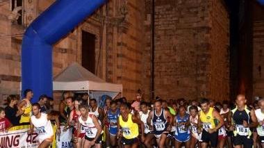 <b>STAFFETTA DI CANAPONE </b>In alto la partenza della gara in piazza Dante Accanto la premiazione dei vincitori