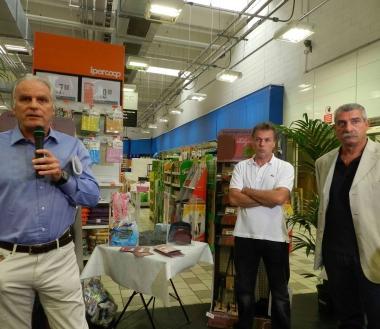 Un momento della presentazione del progetto e qui sopra alcuni dei prodotti realizzati in plastica riciclata   