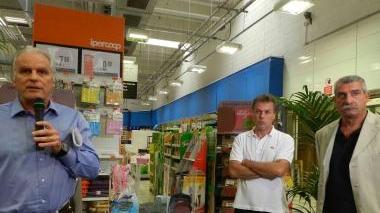 Un momento della presentazione del progetto e qui sopra alcuni dei prodotti realizzati in plastica riciclata
