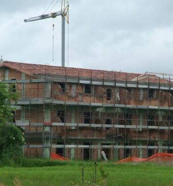 Un edificio in costruzione e palazzo Santini sede del settore edilizia 