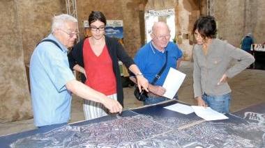 Alcuni cittadini consultano il Geoblog