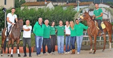 La squadra del Cervo Bianco nella sede delle prove per la Giostra dellOrso 