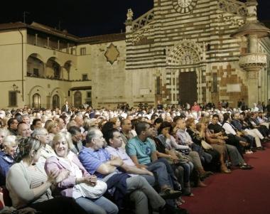 Sopra e a sinistra, due momenti dello spettacolo di Panariello e unimmagine del pubblico 