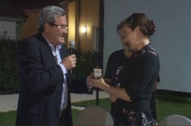Il presidente Lamberto Gestri premia Teresa Paoli     