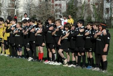 Una squadra di minirugby dellAsd Cavalieri 