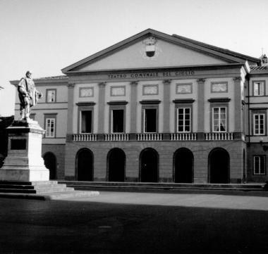 Sopra il teatro del Giglio e a destra un precedente allestimento de La Bohème