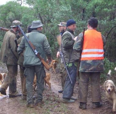 Un gruppo di cacciatori dopo una battuta   