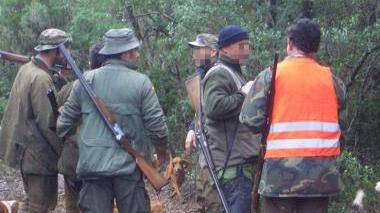 Un gruppo di cacciatori dopo una battuta