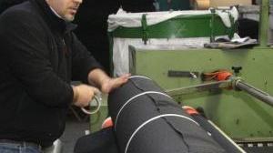 Operaio al lavoro in un’azienda tessile