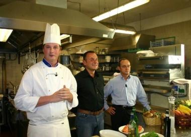 Alcuni degli chef che aderiscono alliniziativa per i pranzi senza sale In basso, il titolare della Buca, Giuliano Pacini con il suo staff 