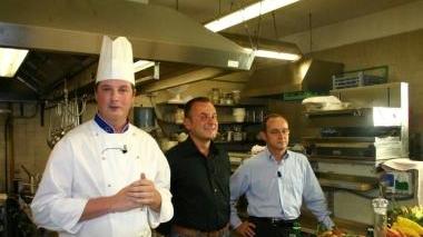 Alcuni degli chef che aderiscono all’iniziativa per i pranzi senza sale In basso, il titolare della Buca, Giuliano Pacini con il suo staff