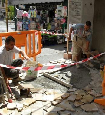 Lintervento di sistemazione delle piastrelle in via Grande  