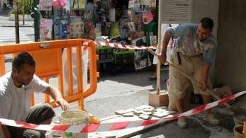 L’intervento di sistemazione delle piastrelle in via Grande