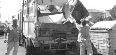 <strong>AL LAVORO.</strong> Addetti Asmiu in servizio in una foto d’archivio
