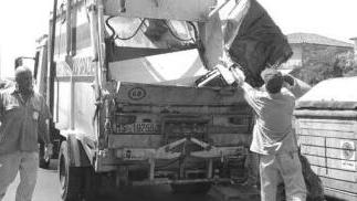 <strong>AL LAVORO.</strong> Addetti Asmiu in servizio in una foto d’archivio