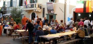 Una festa davanti al municipio di Montescudaio  